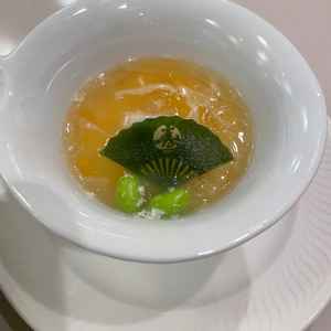 わかめを丁寧にくり抜いた手の込んだスープ