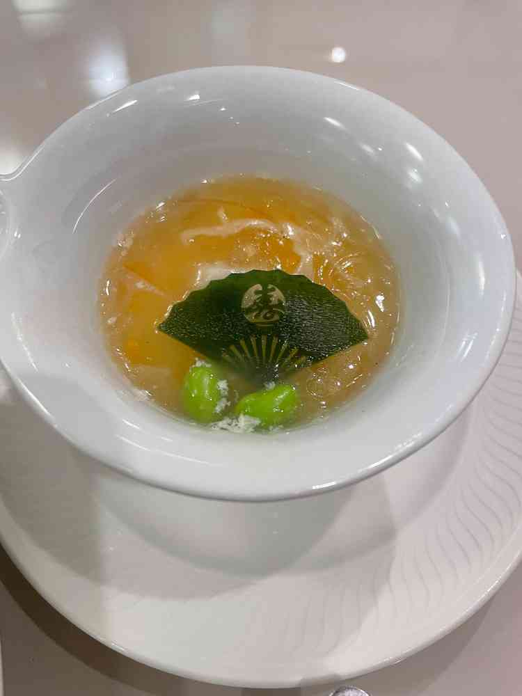 わかめを丁寧にくり抜いた手の込んだスープ