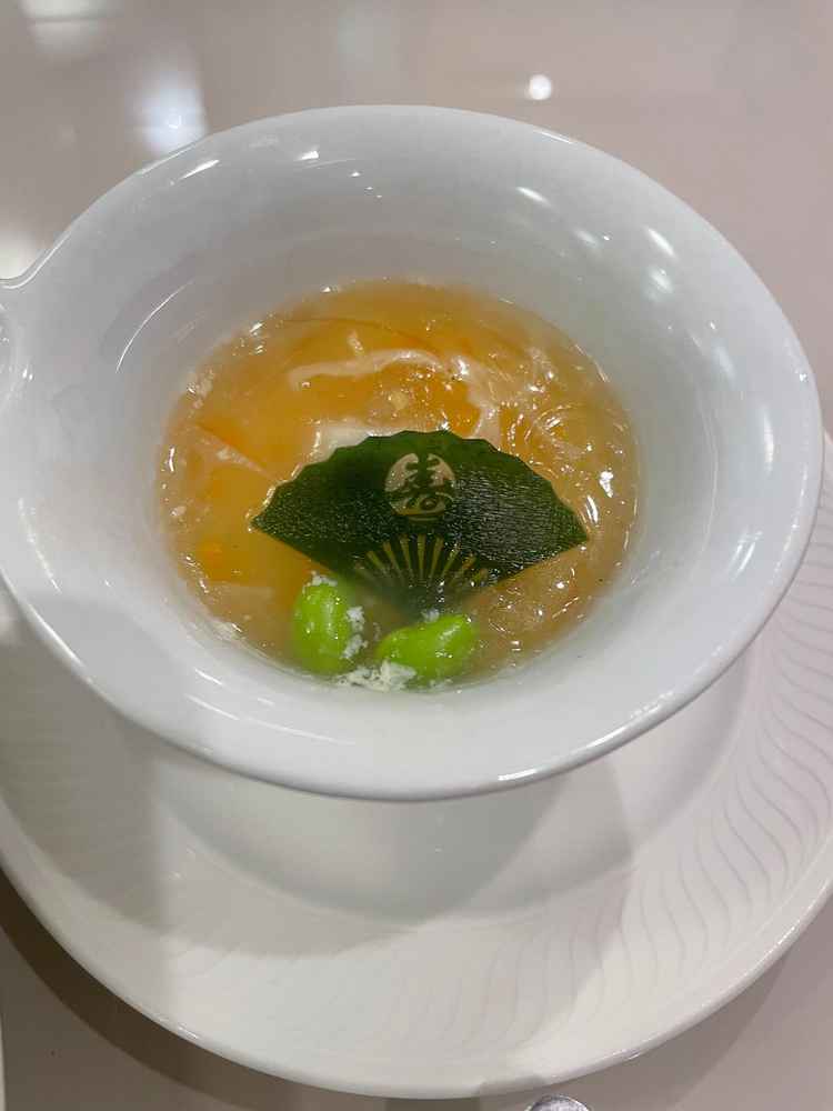 わかめを丁寧にくり抜いた手の込んだスープ