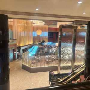 ロビーの写真。青く光る階段でウェディングフォトを撮ると素敵でした！