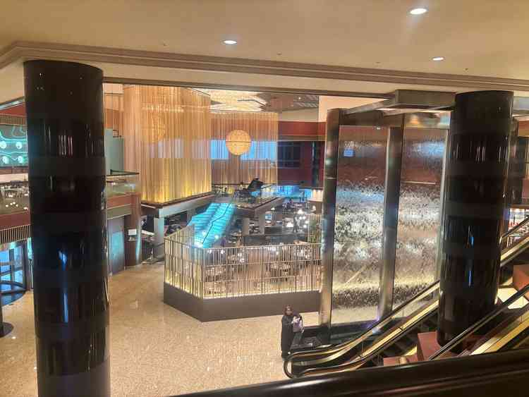 ロビーの写真。青く光る階段でウェディングフォトを撮ると素敵でした！