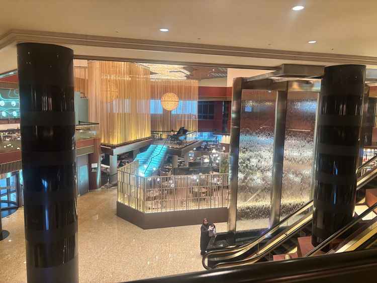 ロビーの写真。青く光る階段でウェディングフォトを撮ると素敵でした！