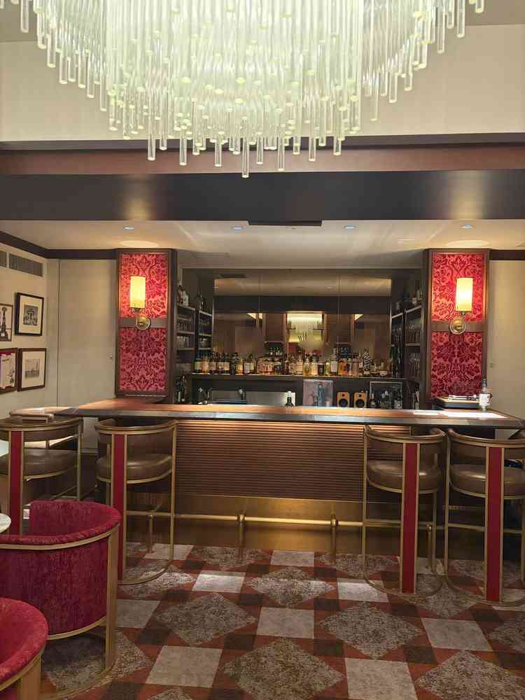 BARカウンター。隠し金庫をリノベして作られた空間で、結婚後も記念日などで訪れられる