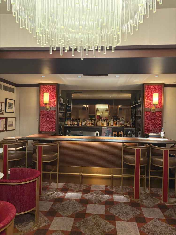 BARカウンター。隠し金庫をリノベして作られた空間で、結婚後も記念日などで訪れられる