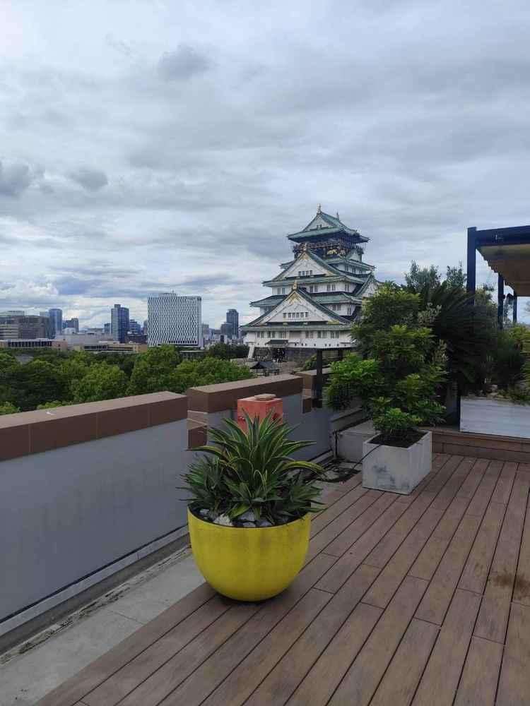 大阪城が見える屋上で、ゲストと時間を過ごせる