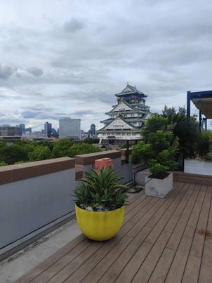 大阪城が見える屋上で、ゲストと時間を過ごせる