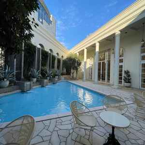 披露宴会場の外のプールです。披露宴会場の扉を開けると開放的で海外のような雰囲気を味わえると思いました