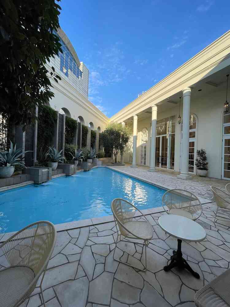 披露宴会場の外のプールです。披露宴会場の扉を開けると開放的で海外のような雰囲気を味わえると思いました