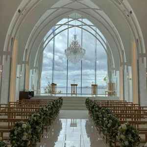 チャペルは圧巻でこれぞ海のそばの結婚式場というのが詰め込まれていました。