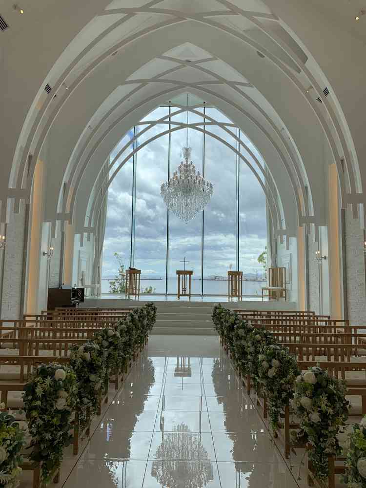 チャペルは圧巻でこれぞ海のそばの結婚式場というのが詰め込まれていました。