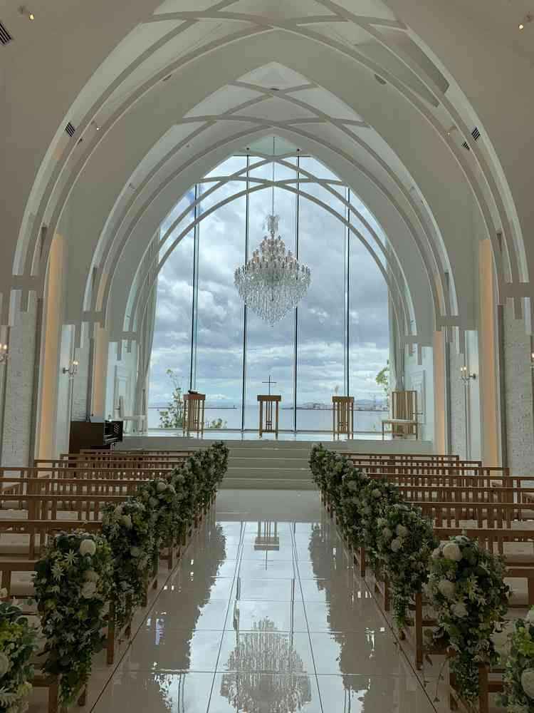 チャペルは圧巻でこれぞ海のそばの結婚式場というのが詰め込まれていました。