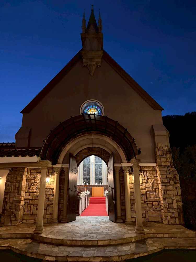 ステンドグラスが輝くチャペルの外観。