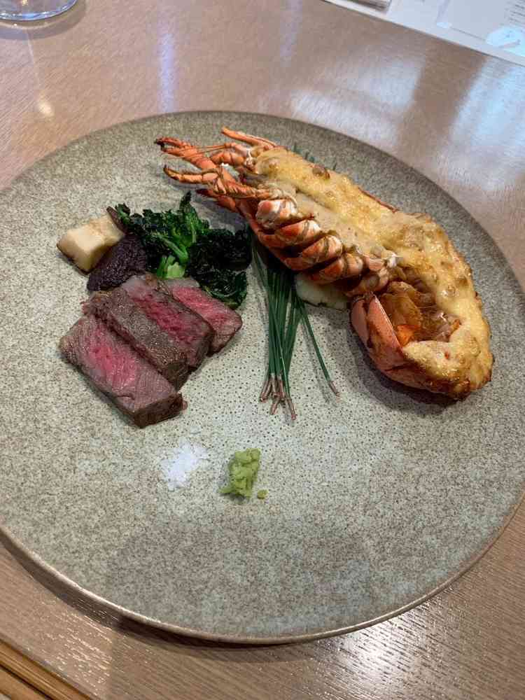 メイン2種がワンプレートに盛られた試食。レストラン利用もしたが味は間違いなく、お皿にもこだわり。