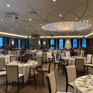 披露宴会場。クチポールのカトラリーが、金色が選べるのが豪奢さも出せておしゃれでした！