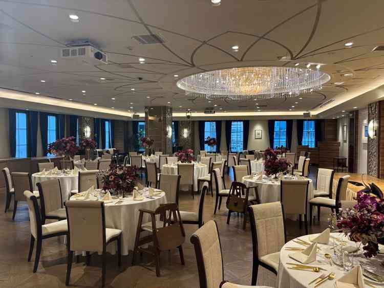 披露宴会場。クチポールのカトラリーが、金色が選べるのが豪奢さも出せておしゃれでした！