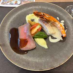 結婚式で実際に提供される料理の試食をした際の、メイン料理の「ロースのグリル」と「鮮魚のポワレ」。