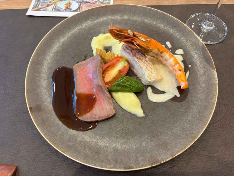 結婚式で実際に提供される料理の試食をした際の、メイン料理の「ロースのグリル」と「鮮魚のポワレ」。