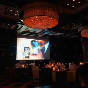 会場でムービーが流れ、結婚式のイメージがぐっ！っと湧きました。感動します！