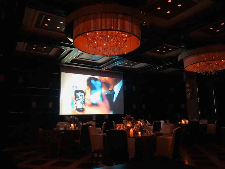 会場でムービーが流れ、結婚式のイメージがぐっ！っと湧きました。感動します！