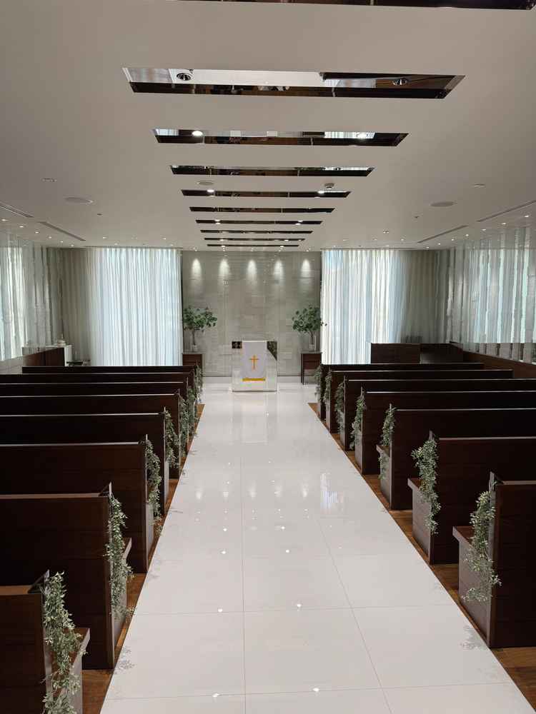 逆光に配慮された挙式会場