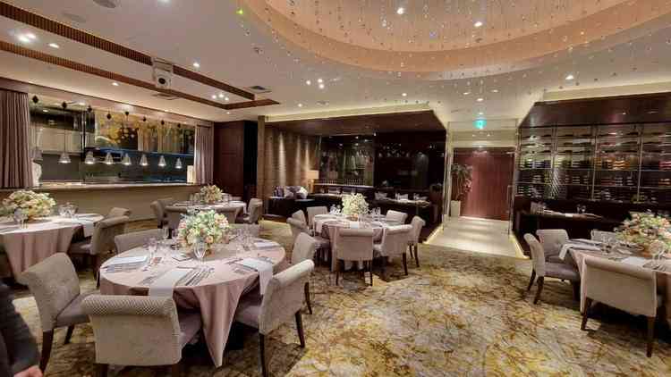 披露宴会場は程よい広さ。ゲストと近く温かい雰囲気。