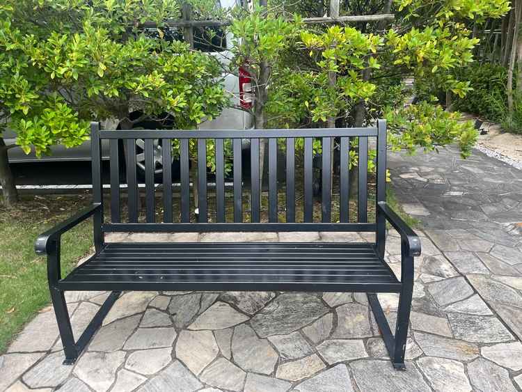 玄関のすぐ前にあるベンチです。ここでゲスト同士が話せたりできそうです。