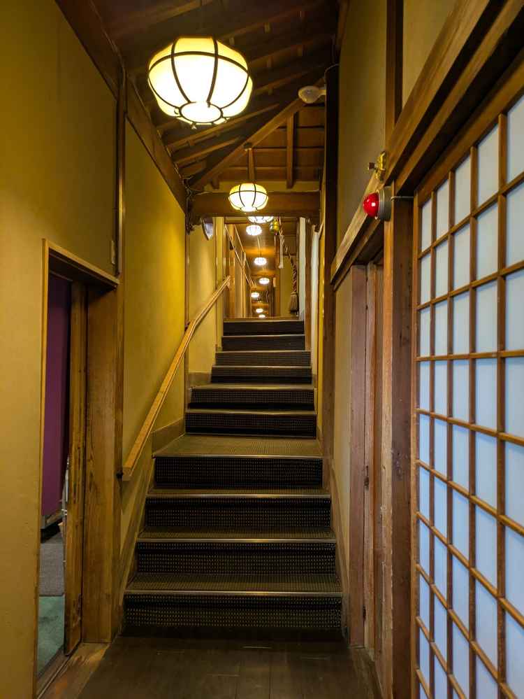 2つ目の披露宴会場へ続く階段です。