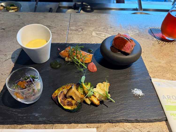 コース料理の試食。和の要素も取り入れられており、お箸でも食べられてどれもとてもおいしかったです。