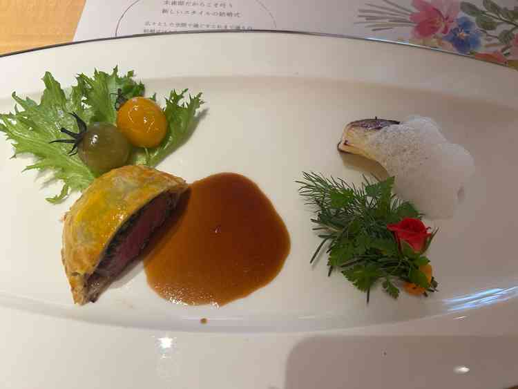 試食会のメインの一品です。豪華で華やかさもあり、とても温かみある、心のこもったお料理でした。