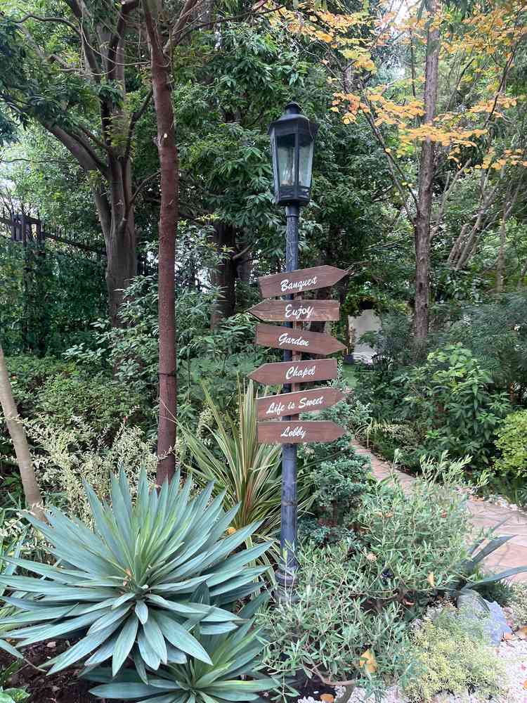 チャペルから披露宴会場までの道も、緑が多くて素敵でした。