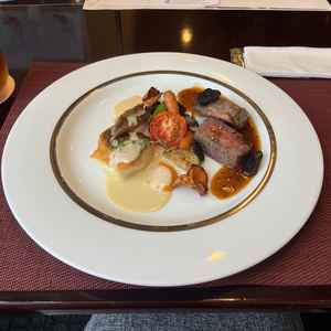 メイン料理の試食。味はしっかり目。