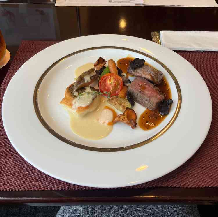 メイン料理の試食。味はしっかり目。