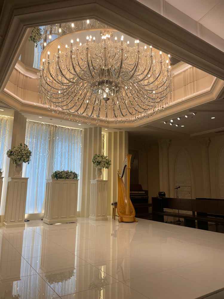 シャンデリアが素敵なチャペルでした。