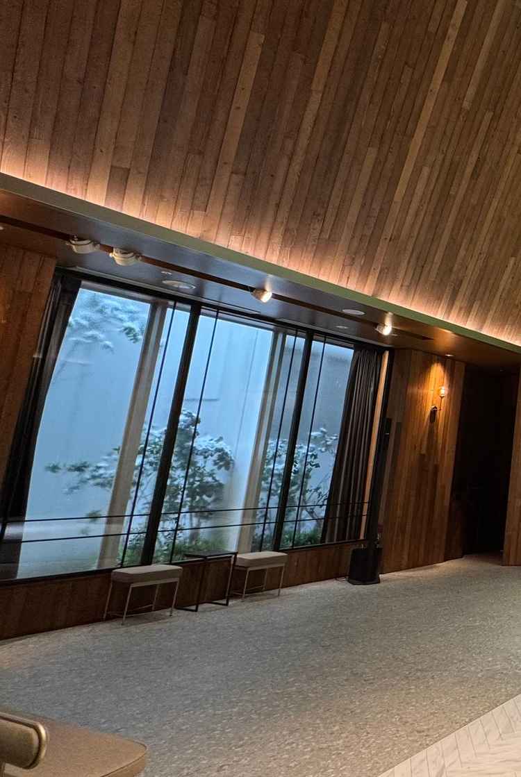 チャペルの窓。外と繋がっていて、綺麗でした。