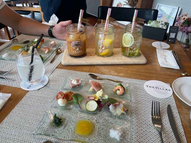披露宴中にゲストが飲めるカクテル飲み比べ