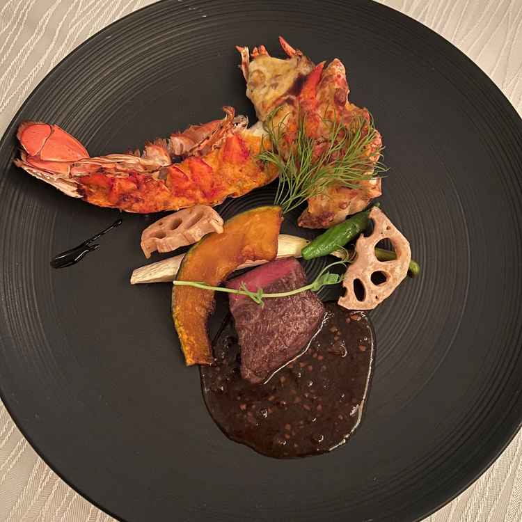 海老とお肉の両方がメインの料理の写真。メインに負けないくらい、備え付けのお野菜も美味しかったです。