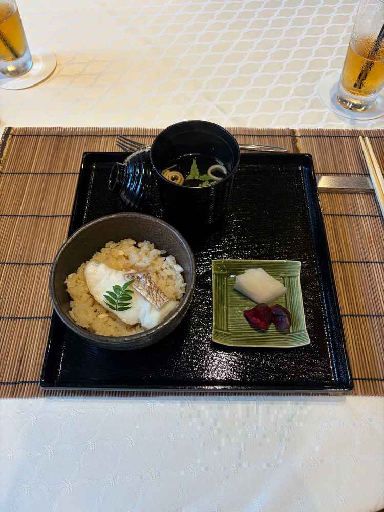 こちらも試食会でいただいたお食事。和洋折衷のコースに米も取り入れていて京都らしさを感じられました。