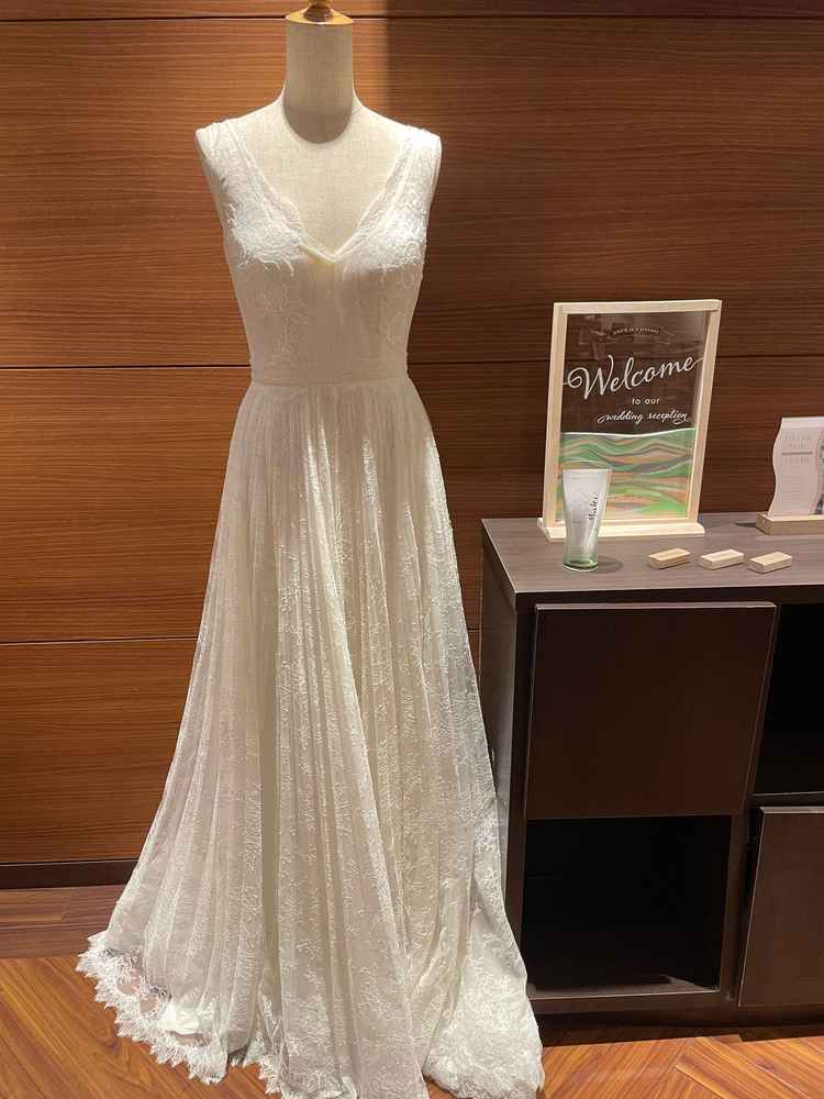 ウェディングドレスを見学しました。シンプルで落ち着いたデザインが印象的で、妻の印象に近いようでした。