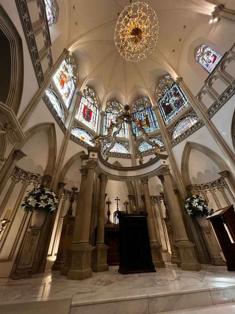 大聖堂でステンドグラスがとても綺麗なチャペル