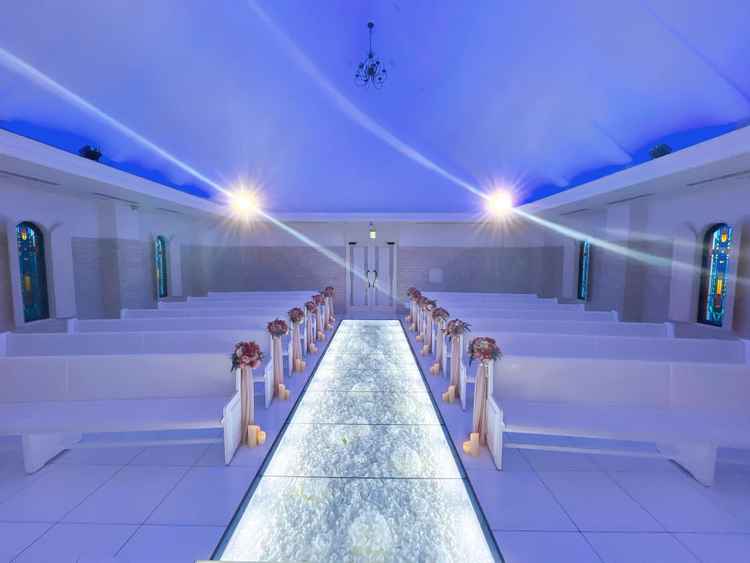 チャペルのライトの色を変えることができ、幻想的な雰囲気で素敵でした。天井もキラキラしていました。