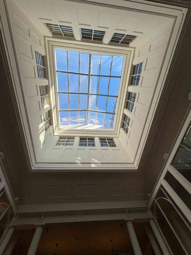 吹き抜けで空が見えるのは嬉しいです