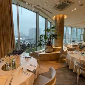 ３種類あるうちの会場ひとつ目。横浜の海や建物が見えて、装飾も綺麗でした。