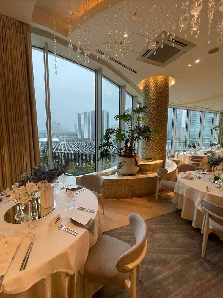 ３種類あるうちの会場ひとつ目。横浜の海や建物が見えて、装飾も綺麗でした。