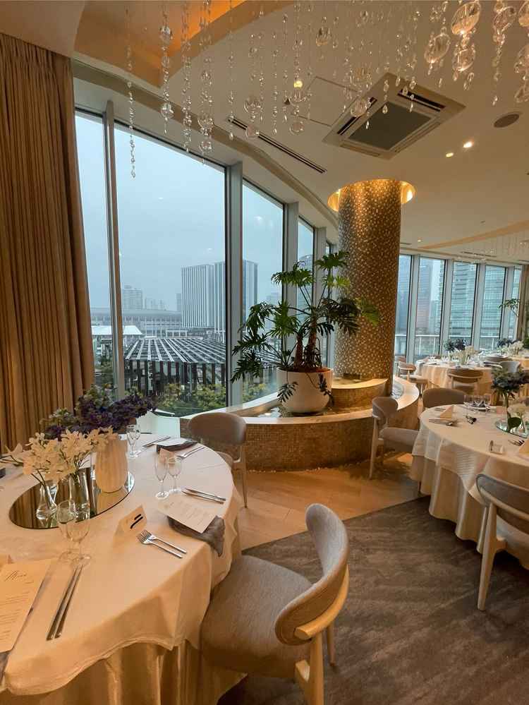 ３種類あるうちの会場ひとつ目。横浜の海や建物が見えて、装飾も綺麗でした。