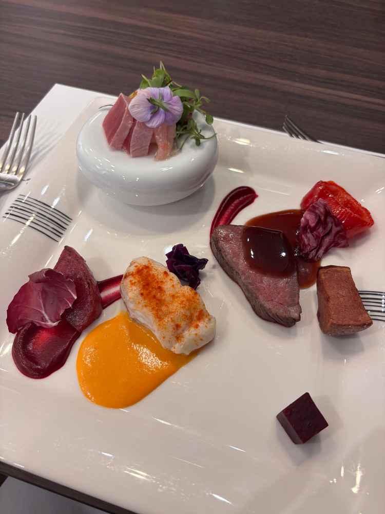 試食。味のバランスにこだわりがあり、幅広い年代に親しみやすい味付け。