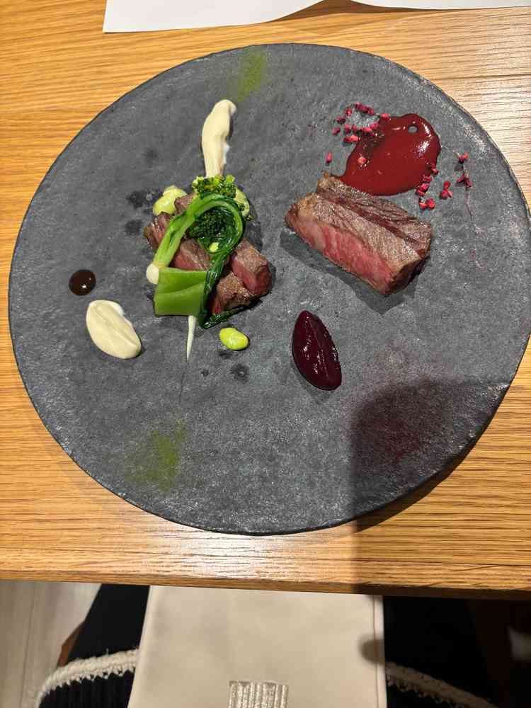 試食の様子。複数パターンのステーキを食べ比べることができた。