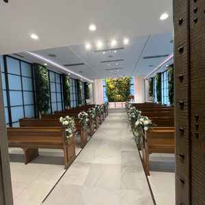 屋内チャペルはシンプルかつ洗練されたデザインで、祭壇のフラワーアレンジメントはとても素敵でした。