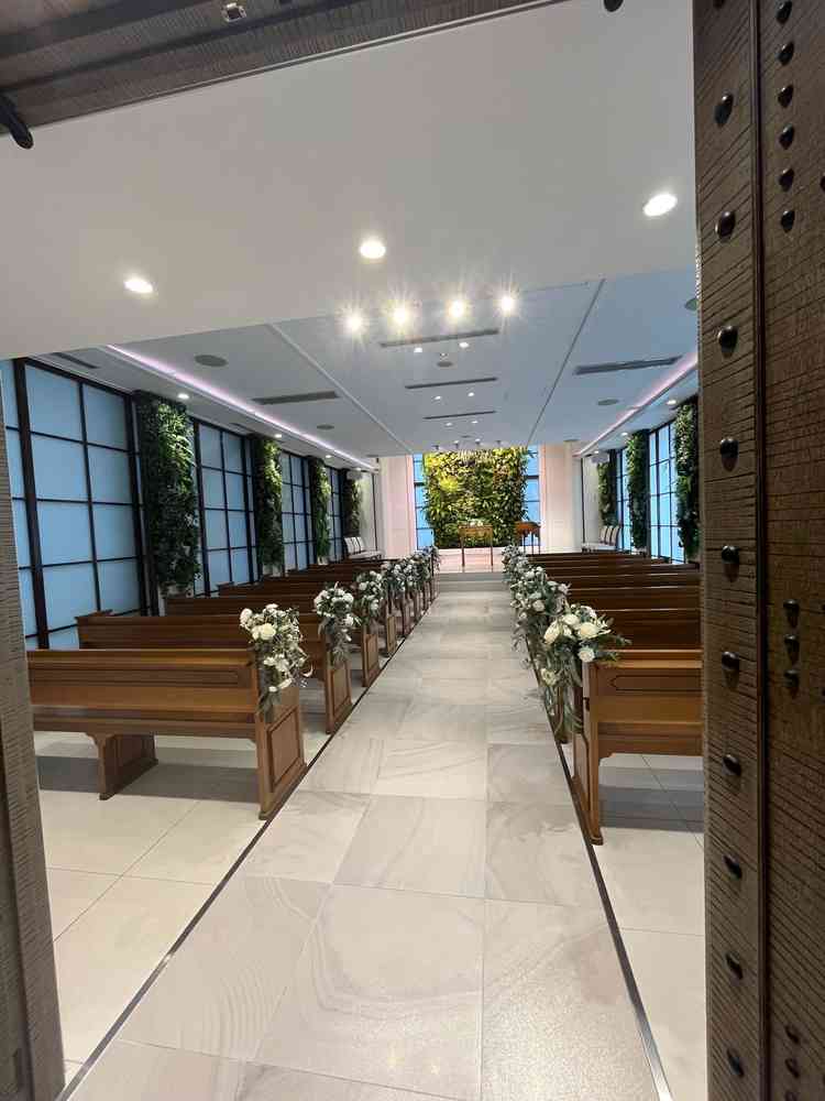 屋内チャペルはシンプルかつ洗練されたデザインで、祭壇のフラワーアレンジメントはとても素敵でした。