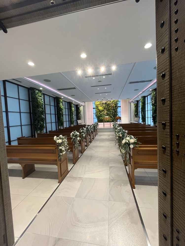 屋内チャペルはシンプルかつ洗練されたデザインで、祭壇のフラワーアレンジメントはとても素敵でした。