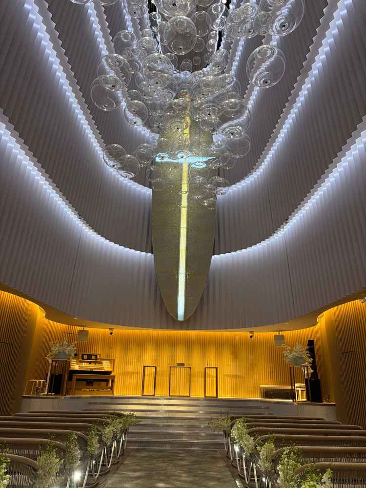 海の中をイメージしたチャペル。